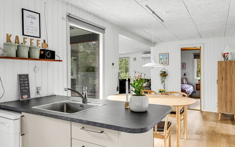 Nyalle - 30Km from the Sea: Køkken, Countertop, Gulvbelægning, Køkken Apparat, Etage, Køkken & Spisebord, Husholdningsapparat, Cabinetry, Sanitærarmatur, Stol