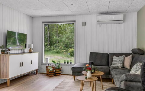 Nyalle - 30Km from the Sea: Træ, Gulvbelægning, Indretning, Etage, Møbel, Stue, Loft, Couch, Værelse, Trægulve