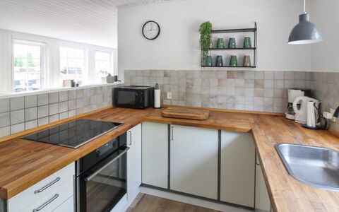 Joona - 12Km from the Sea: Gulvbelægning, Countertop, Køkken, Træ, Etage, Indretning, Cabinetry, Køkken Apparat, Møbel, Større Bandage
