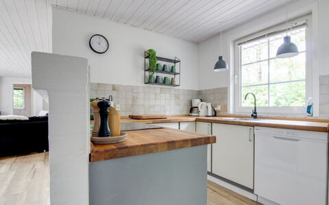 Joona - 12Km from the Sea: Gulvbelægning, Etage, Indretning, Træ, Countertop, Køkken, Møbel, Trægulve, Cabinetry, Loft