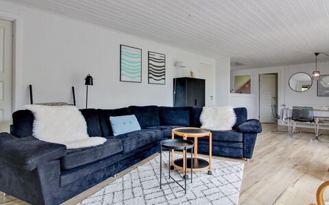 Joona - 12Km from the Sea: Couch, Møbel, Hjem, Stue, Gulvbelægning, Etage, Lejlighed, Trægulve