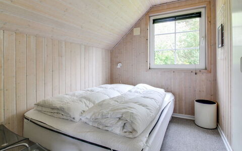 Joona - 12Km from the Sea: Træ, Soveværelse, Seng, Sengetøj, Sengetøj, Etage, Møbel, Bed Frame, Hårdttræ, Værelse