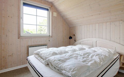 Joona - 12Km from the Sea: Soveværelse, Træ, Seng, Sengetøj, Sengetøj, Loft, Indretning, Etage, Bed Frame, Hjem