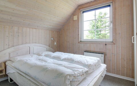 Joona - 12Km from the Sea: Træ, Soveværelse, Loft, Hjem, Seng, Sengetøj, Sengetøj, Bed Frame, Hårdttræ, Sommerhus