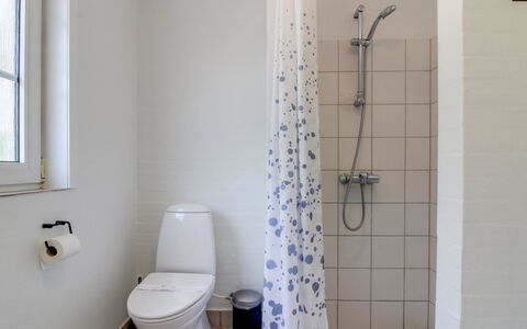 Joona - 12Km from the Sea: Badeværelse, Sanitærarmatur, Toiletbræt, Væg, Toilet, Gulvbelægning, Etage, Badeværelsesvask, Håndvask, Vvs