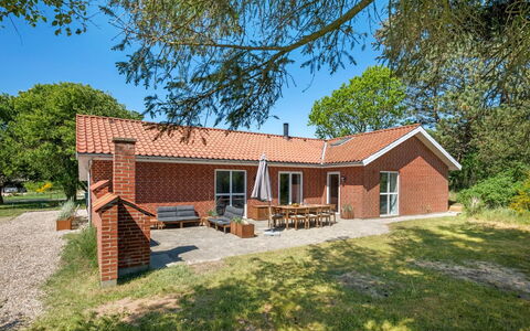 Anniesette - 1.5Km from the Sea: Møbel, Indretning, Gulvbelægning, Træ, Etage, Loft, Trægulve, Stol, Bord, Belysning