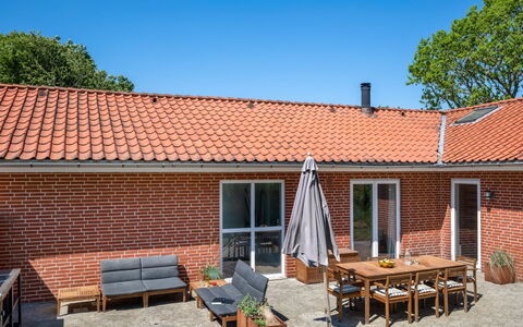 Anniesette - 1.5Km from the Sea: Møbel, Indretning, Gulvbelægning, Træ, Etage, Loft, Trægulve, Stol, Bord, Belysning