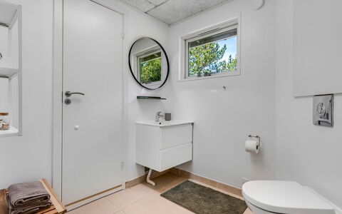 Eli - 1.5Km to the Fjord: Gulvbelægning, Sanitærarmatur, Etage, Indretning, Toiletbræt, Toilet, Håndvask, Vvs, Badeværelse, Tap
