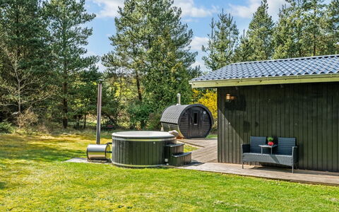 Eli - 1.5Km to the Fjord: Have, Lawn, Gård, Landscaping, Garden Bygninger, Backyard, Parkere, Skur, Bjælkehytte