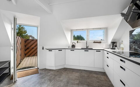 Kimon - 750M from the Sea: Gulvbelægning, Træ, Etage, Loft, Køkken, Indretning, Countertop, Hjem, Lejlighed, Cabinetry