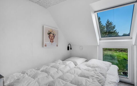 Kimon - 750M from the Sea: Soveværelse, Loft, Belysning, Seng, Sengetøj, Indretning, Sengetøj, Hjem, Sengetøj