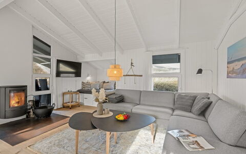 Flepko - 50M from the Sea: Træ, Gulvbelægning, Indretning, Loft, Couch, Etage, Stue, Hjem, Værelse