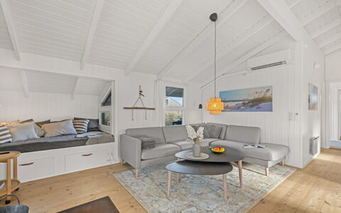 Flepko - 50M from the Sea: Træ, Gulvbelægning, Indretning, Etage, Loft, Trægulve, Møbel, Værelse, Hårdttræ, Stue