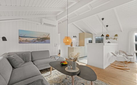Flepko - 50M from the Sea: Gulvbelægning, Indretning, Loft, Etage, Hjem, Stue, Værelse, Lysarmatur, Couch