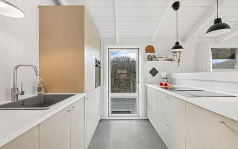 Flepko - 50M from the Sea: Køkken, Træ, Gulvbelægning, Countertop, Indretning, Etage, Køkken Apparat, Håndvask, Loft, Sanitærarmatur