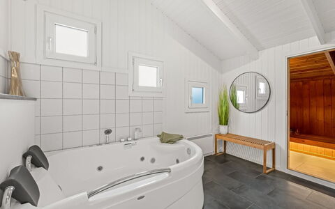 Flepko - 50M from the Sea: Gulvbelægning, Indretning, Sanitærarmatur, Etage, Loft, Badekar, Belysning, Værelse, Vvs, Badeværelse