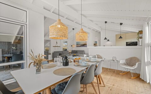Flepko - 50M from the Sea: Indretning, Gulvbelægning, Møbel, Træ, Loft, Lysarmatur, Etage, Køkken, Køkken & Spisebord, Lysekrone