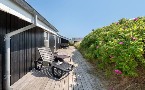 Flepko - 50M from the Sea: Træ, Dæk, Skygge, Hårdttræ, Planke, Boardwalk, Walkway, Altan, Dagslys, Veranda
