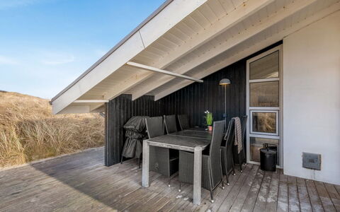 Flepko - 50M from the Sea: Boligområde, Busk, Hus, Hjem, Have, Estate, Skygge, Landscaping, Lawn