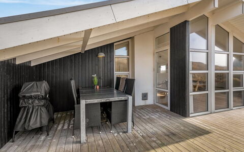 Flepko - 50M from the Sea: Boligområde, Busk, Hus, Hjem, Have, Estate, Skygge, Landscaping, Lawn