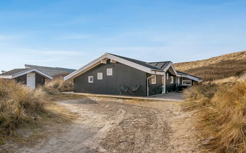 Flepko - 50M from the Sea: Boligområde, Busk, Hus, Hjem, Have, Estate, Skygge, Landscaping, Lawn