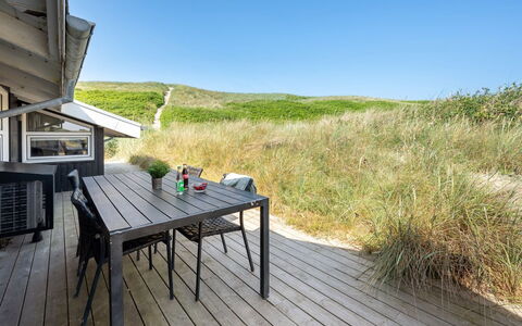 Flepko - 50M from the Sea: Møbel, Træ, Indretning, Gulvbelægning, Etage, Stol, Værelse, Loft, Stue, Lejlighed