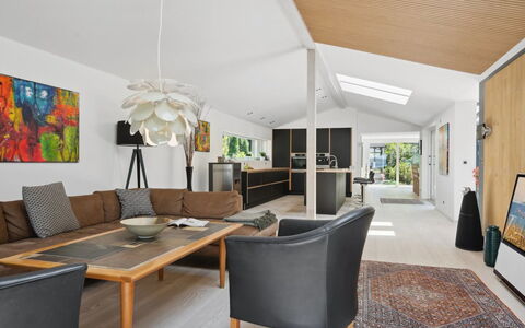 Kennet - 30M from the Sea: Møbel, Indretning, Gulvbelægning, Couch, Væg, Etage, Træ, Loft, Stue, Trægulve