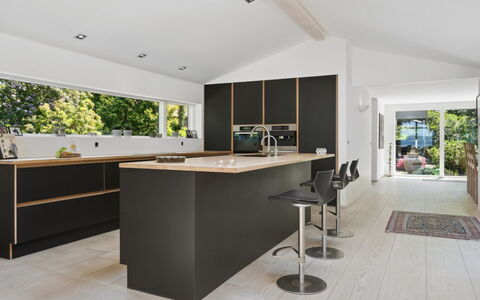 Kennet - 30M from the Sea: Indretning, Køkken, Møbel, Gulvbelægning, Countertop, Træ, Loft, Lysarmatur, Etage, Belysning