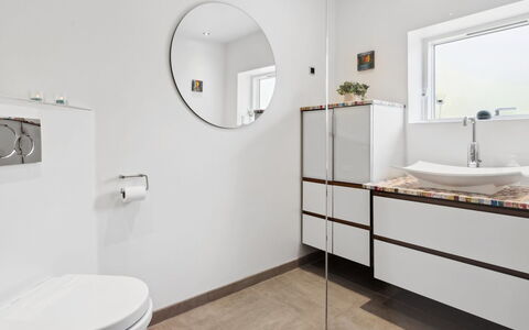 Kennet - 30M from the Sea: Gulvbelægning, Indretning, Sanitærarmatur, Etage, Badeværelse, Toilet, Toiletbræt, Badeværelsesskab, Spejl, Vvs