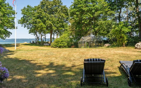 Kennet - 30M from the Sea: Landskab, Coastal Og Oceaniske Landskabsformer, Kyst, Kyst, Skygge, Sollys, Lawn, Have, Ocean, Parkere