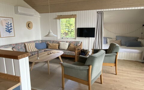 Anne - 150M from the Sea: Tag, Hjem, Dør, Sommerhus, Skygge, Sidespor, Gård, Estate, Backyard