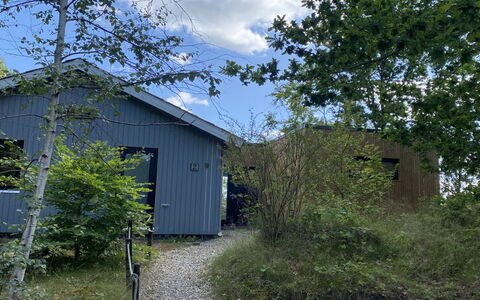 Anne - 150M from the Sea: Tag, Hjem, Dør, Sommerhus, Skygge, Sidespor, Gård, Estate, Backyard