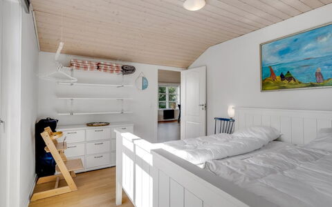 Engelbertine - 210M to the Fjord: Møbel, Indretning, Gulvbelægning, Etage, Træ, Soveværelse, Loft, Seng, Trægulve, Værelse