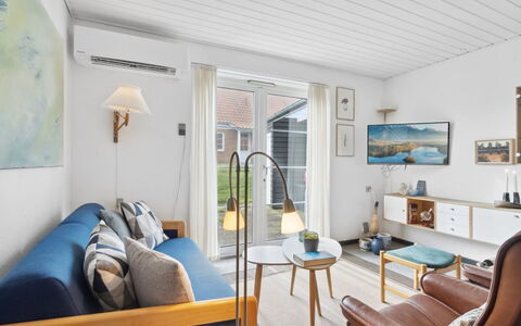 Ubbe - 200M from the Sea: Møbel, Indretning, Gulvbelægning, Væg, Etage, Træ, Couch, Loft, Stue, Billedramme