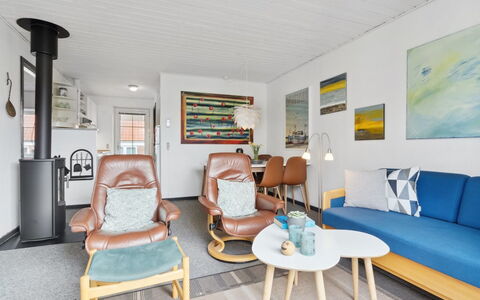 Ubbe - 200M from the Sea: Møbel, Indretning, Gulvbelægning, Væg, Etage, Træ, Couch, Stol, Stue, Loft