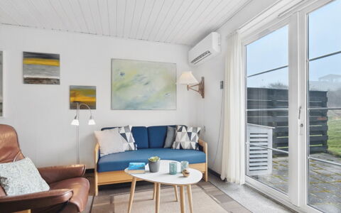 Ubbe - 200M from the Sea: Møbel, Væg, Indretning, Træ, Gulvbelægning, Etage, Couch, Hjem, Belysning, Stue