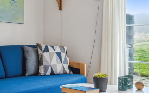 Ubbe - 200M from the Sea: Møbel, Træ, Indretning, Textile, Gulvbelægning, Etage, Værelse, Stue, Throw Pillow, Stueplante