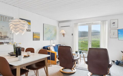 Ubbe - 200M from the Sea: Møbel, Indretning, Gulvbelægning, Træ, Loft, Etage, Stol, Bord, Værelse, Stue