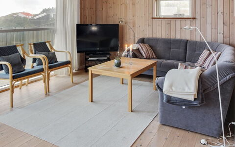 Ilkka - 400M from the Sea: Møbel, Indretning, Gulvbelægning, Træ, Etage, Loft, Trægulve, Stol, Bord, Belysning