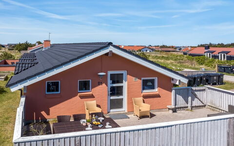 Jenvold - 600M from the Sea: Møbel, Indretning, Gulvbelægning, Træ, Etage, Loft, Trægulve, Stol, Bord, Belysning