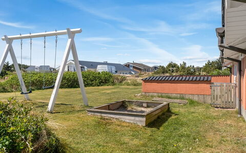 Jenvold - 600M from the Sea: Møbel, Indretning, Gulvbelægning, Træ, Etage, Loft, Trægulve, Stol, Bord, Belysning