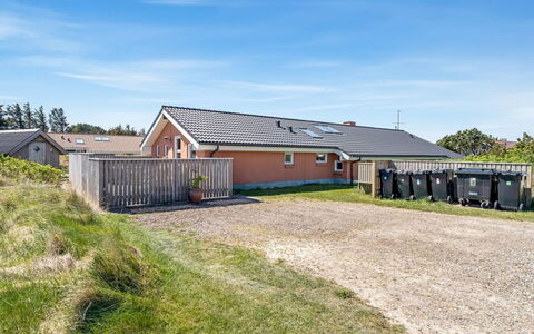 Jenvold - 600M from the Sea: Møbel, Indretning, Gulvbelægning, Træ, Etage, Loft, Trægulve, Stol, Bord, Belysning