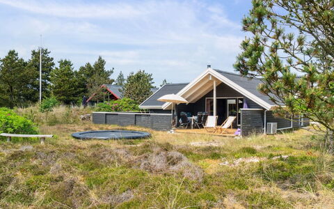 Myrte - 900M from the Sea: Møbel, Indretning, Gulvbelægning, Træ, Etage, Loft, Trægulve, Stol, Bord, Belysning