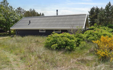 Myrte - 900M from the Sea: Møbel, Indretning, Gulvbelægning, Træ, Etage, Loft, Trægulve, Stol, Bord, Belysning