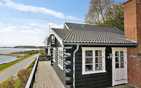 Sander - 10M to the Fjord: Møbel, Indretning, Gulvbelægning, Træ, Etage, Loft, Trægulve, Stol, Bord, Belysning