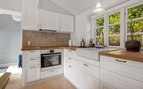 Teijo - 2.5Km from the Sea: Cabinetry, Køkken, Gulvbelægning, Countertop, Indretning, Træ, Køkken Apparat, Skuffe, Etage, Møbel