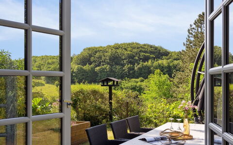 Teijo - 2.5Km from the Sea: Møbel, Stol, Bord, Udendørs Møbler, Køkken & Spisebord, Skygge, Udendørs Bord, Eco Hotel, Have