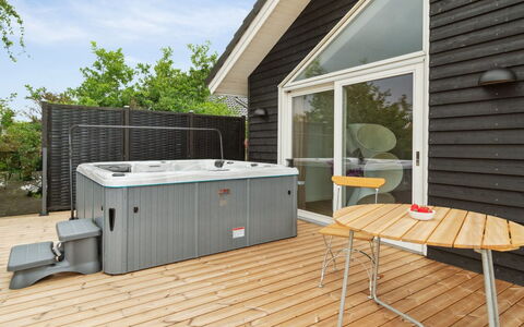 Nona - 150M from the Sea: Tag, Hus, Land Lot, Hjem, Sommerhus, Estate, Garden Bygninger, Skygge, Bjælkehytte, Landscaping