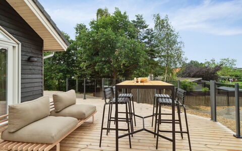 Nona - 150M from the Sea: Tag, Hus, Land Lot, Hjem, Sommerhus, Estate, Garden Bygninger, Skygge, Bjælkehytte, Landscaping