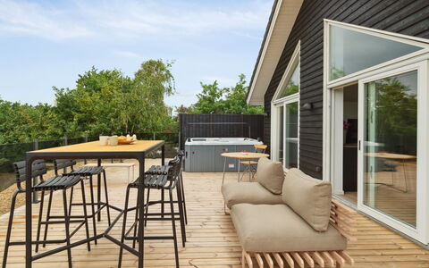 Nona - 150M from the Sea: Tag, Hus, Land Lot, Hjem, Sommerhus, Estate, Garden Bygninger, Skygge, Bjælkehytte, Landscaping